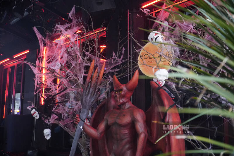 BUI VIEN STREET BECOMES A SPIRITUAL STREET ON HALLOWEEN