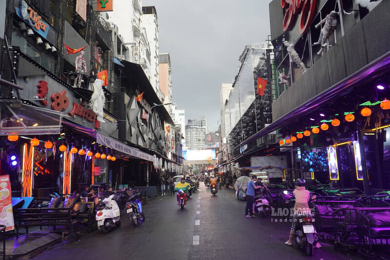 PHỐ BÙI VIỆN TRỞ THÀNH CON ĐƯỜNG MA QUÁI DỊP HALLOWEEN
