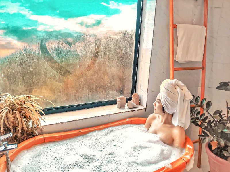 HOTEL OR HOMESTAY WITH BATHTUB